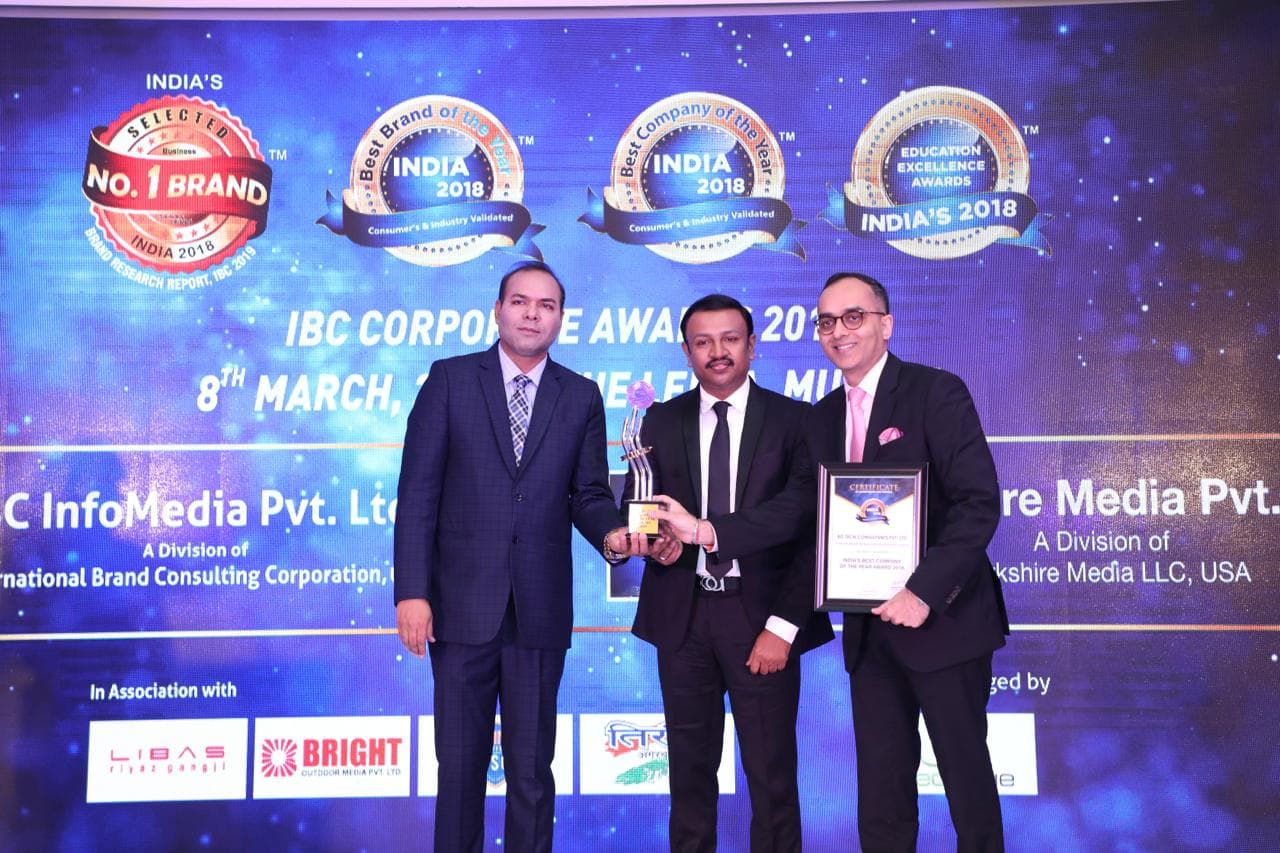 Biz-Tech team receiving India's Best Company of the Year 2018 trophy at IBC Corporate Awards