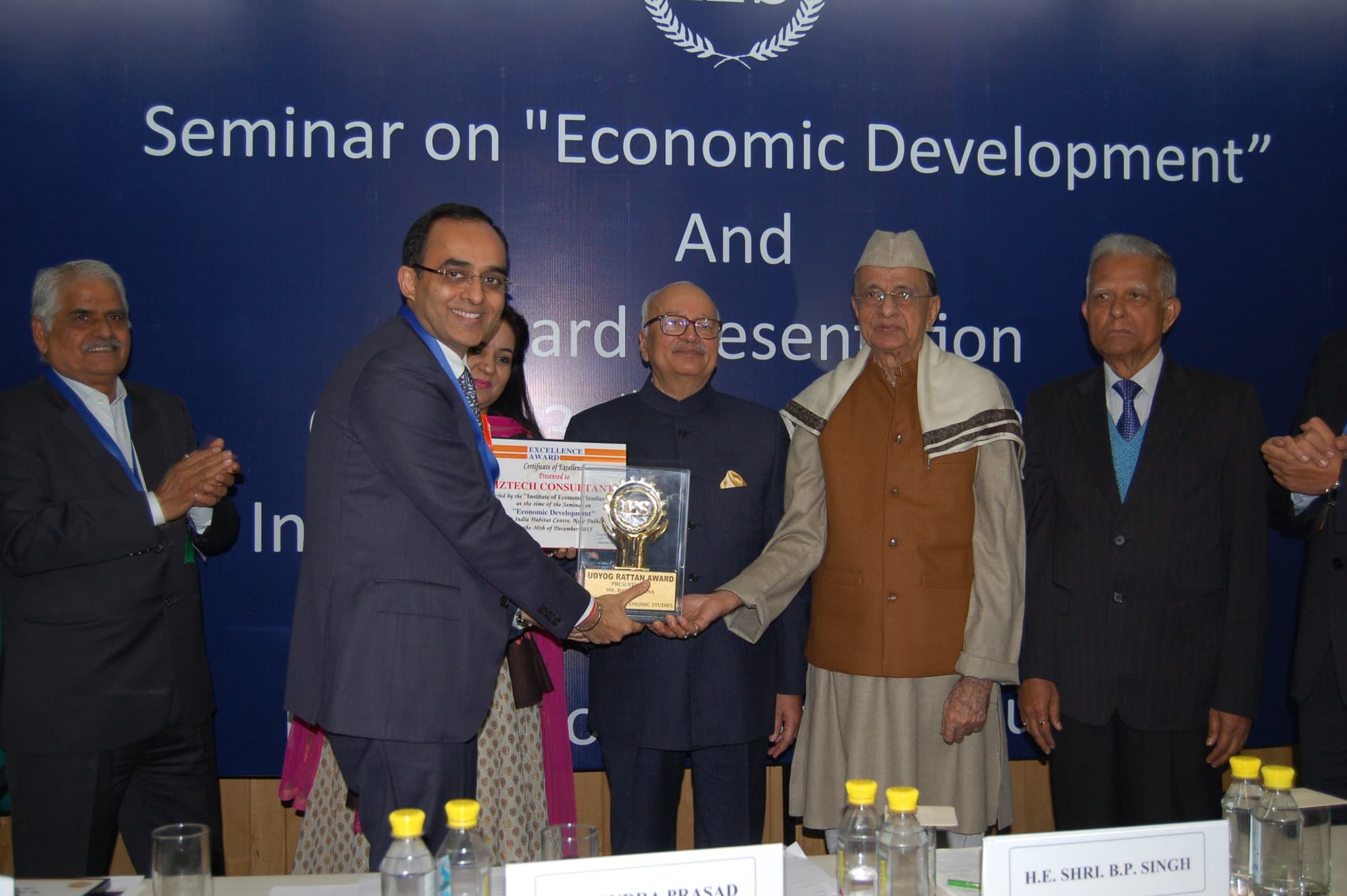 Ravi Khanna receiving the Udyog Rattan Award at IES Seminar on Economic Development
