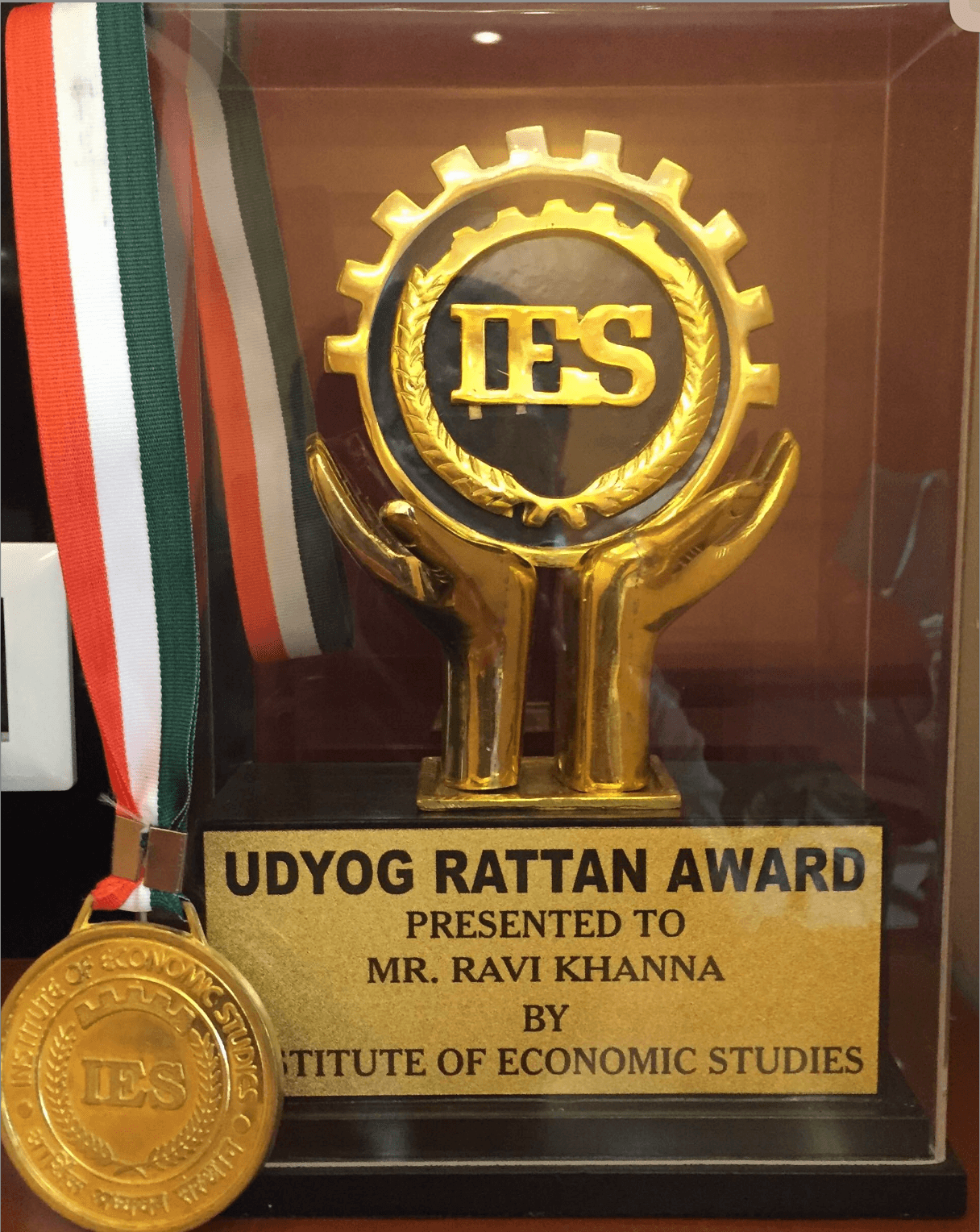 Udyog Rattan Award trophy with IES medal presented to Mr. Ravi Khanna